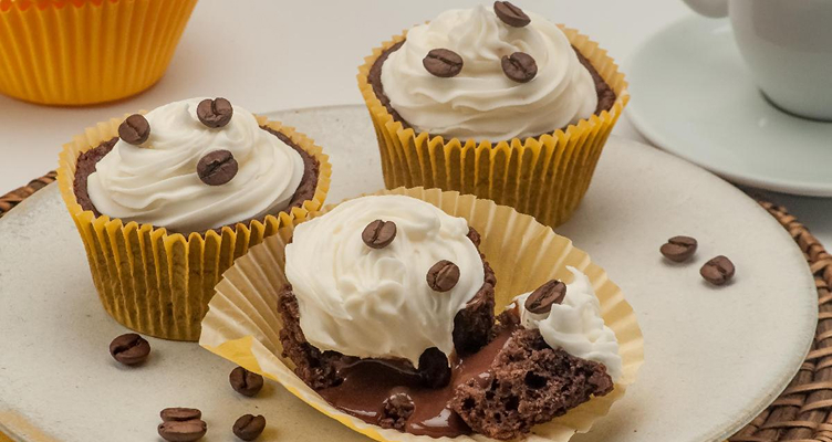 Imagem de cupcake de café com chantilly